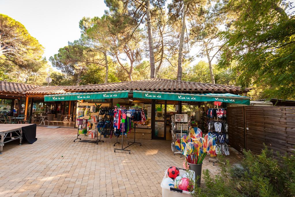 Camping La Sousta**** Remoulins Eksteriør bilde